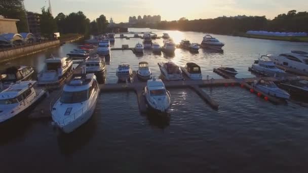 Vue aérienne du port de plaisance yachts complets et bateaux au coucher du soleil — Video