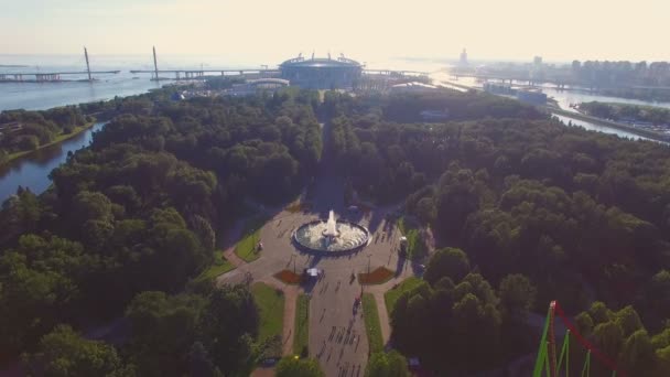 A légi felvétel a szökőkút, a parkban, a naplementekor — Stock videók