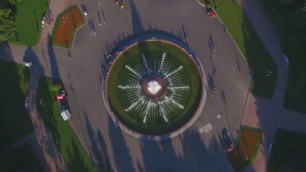 Widok z lotu ptaka fontanny w parku na zachód słońca — Wideo stockowe