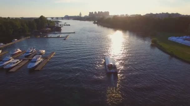 Pôr-do-sol aéreo segue rio barco — Vídeo de Stock