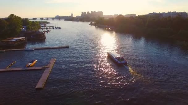 Pôr-do-sol aéreo segue rio barco — Vídeo de Stock