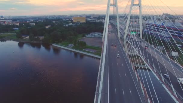 Neva 강 건너 다리 케이블 체재의 항공 보기 — 비디오