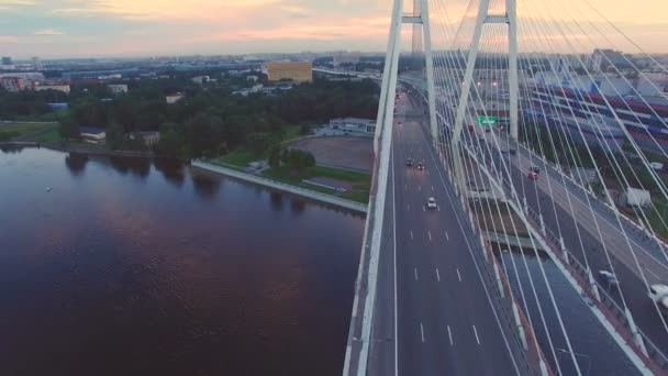 Luftaufnahme der Schrägseilbrücke über die Newa — Stockvideo