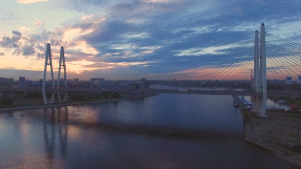 Vackra Flygfoto över kabel-blivet överbrygga över floden Neva — Stockvideo