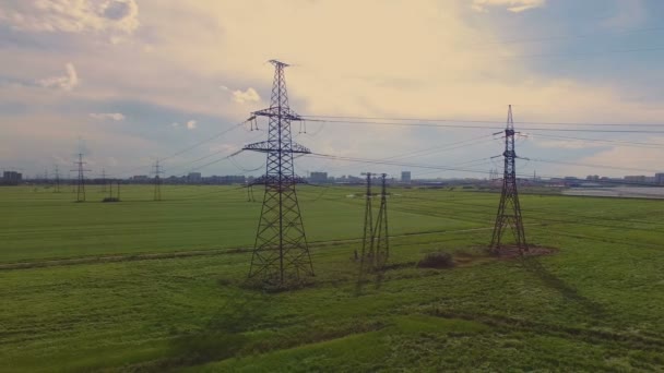Letecký pohled na stožárech vysokého napětí a elektrického vedení — Stock video