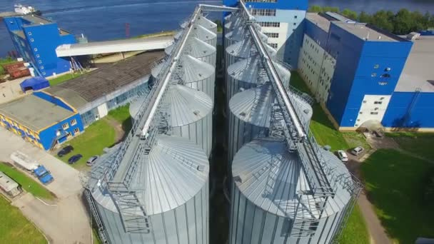 Luchtfoto van 12 grote metalen tanks bij het laden-station — Stockvideo