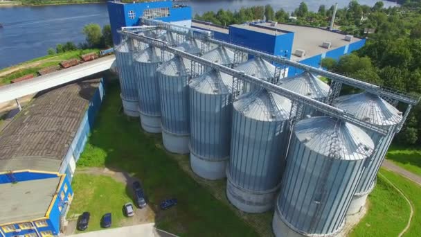 Вид с воздуха 12 больших металлических резервуаров на погрузочной станции — стоковое видео