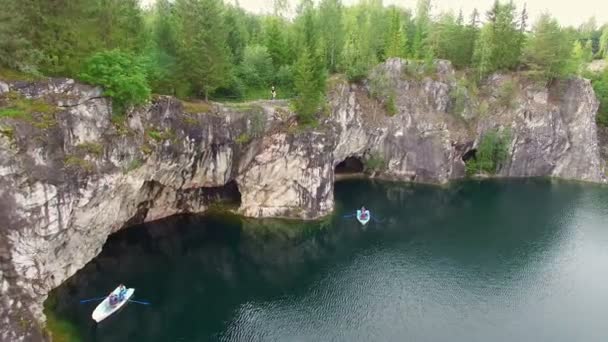 Vista aérea do cânion de mármore com um lago no meio — Vídeo de Stock