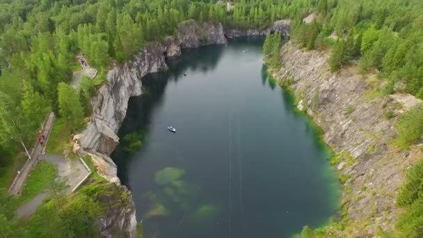 Vista aérea del cañón de mármol con un lago en el centro — Vídeos de Stock