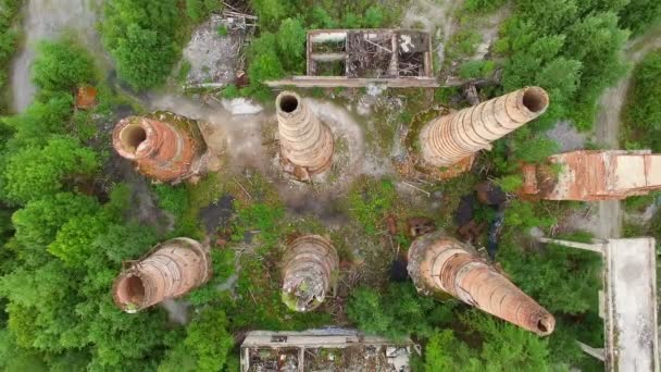 Ruïnes van de oude fabriek met hoge schoorsteen — Stockvideo