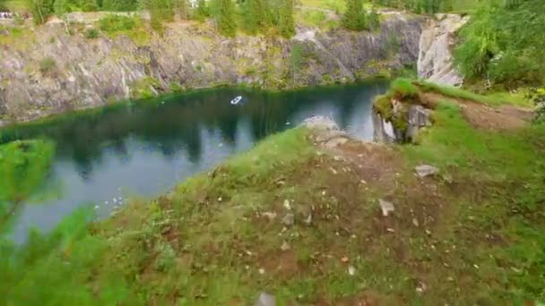 途中で湖を持つ大理石峡谷の空撮 — ストック動画