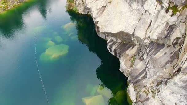 途中で湖を持つ大理石峡谷の空撮 — ストック動画