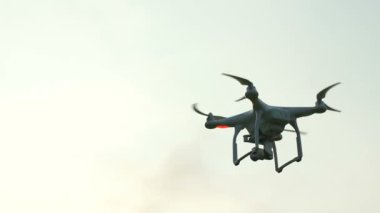 RC quadcopter çıkartıyor