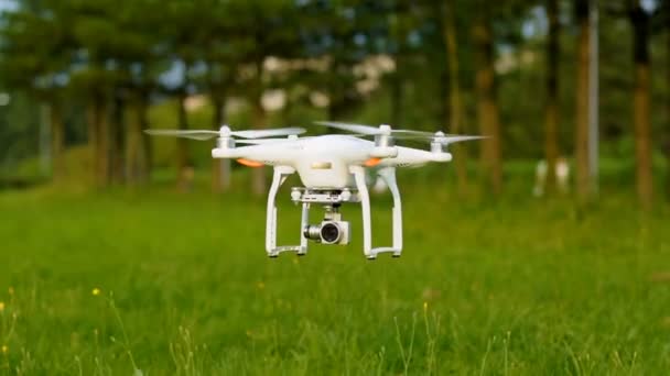 RC quadcopter neemt af — Stockvideo