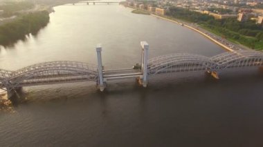 nehir üzerinde demiryolu köprüsünün güzel havadan görünümü