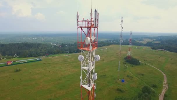 Flygfoto över antenn Telekommunikationen står hög — Stockvideo