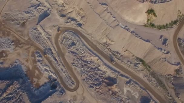 Industritruckar rör sig längs vägen i sand stenbrottet — Stockvideo