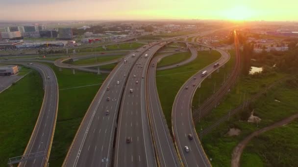 Εναέρια θέα στη διασταύρωση αυτοκινητοδρόμων στο ηλιοβασίλεμα — Αρχείο Βίντεο