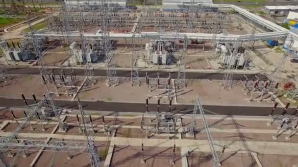 Vista aérea da subestação de energia elétrica na cidade — Vídeo de Stock