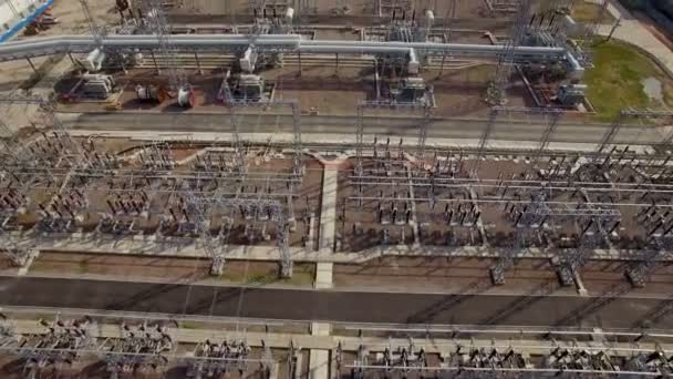 Vista aérea da subestação de energia elétrica na cidade — Vídeo de Stock