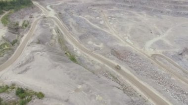 Sanayî kamyonları hamle kum ocağında yol boyunca