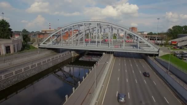 Vista aérea del puente ferroviario a través del río — Vídeo de stock