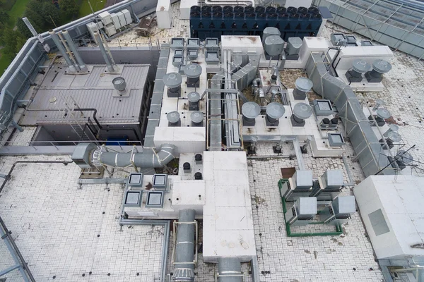Vista aérea do equipamento no telhado um edifício moderno — Fotografia de Stock