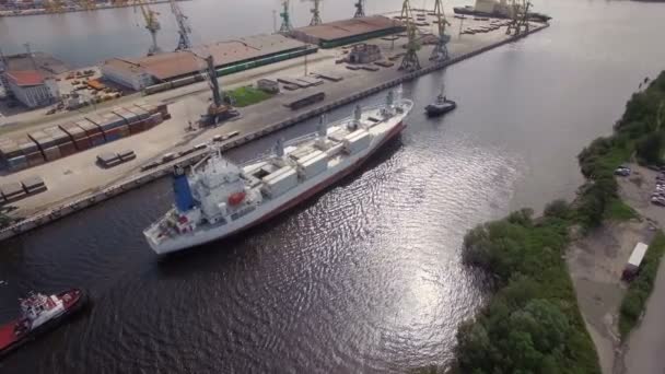 Dos barcos remolcando un buque portacontenedores en canal, vista aérea — Vídeos de Stock