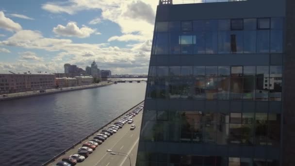 Vackra Flygfoto över businesscenter nära floden — Stockvideo