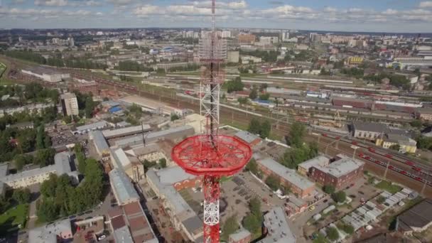 Vista aerea di una grande torre di trasmissione — Video Stock