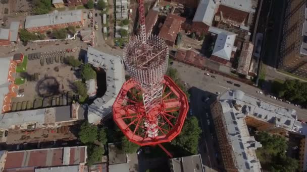 Vista aérea de uma grande torre de transmissão — Vídeo de Stock