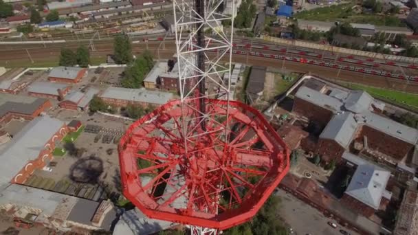 Luchtfoto van een toren van de grote transmissie — Stockvideo