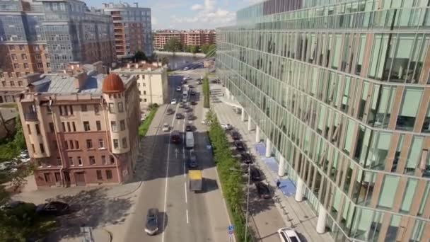 Mooie luchtfoto van een kleine straat met een business centre en een auto rijden — Stockvideo