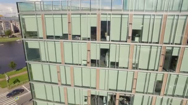 Piękny widok z lotu ptaka business Center, w pobliżu rzeki — Wideo stockowe