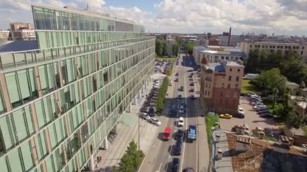 Mooie luchtfoto van een kleine straat met een business centre en een auto rijden — Stockvideo