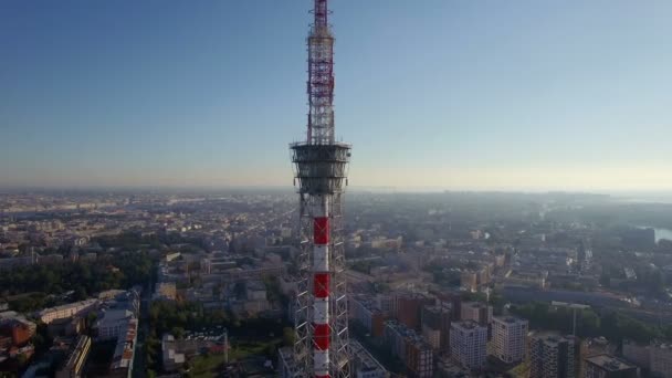 Torre de transmissão de TV vista aérea em São Petersburgo, Rússia — Vídeo de Stock