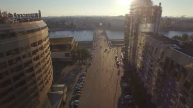 İş Merkezi Nehri yakınında güzel havadan görünümü