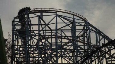 gün batımında lunapark treni