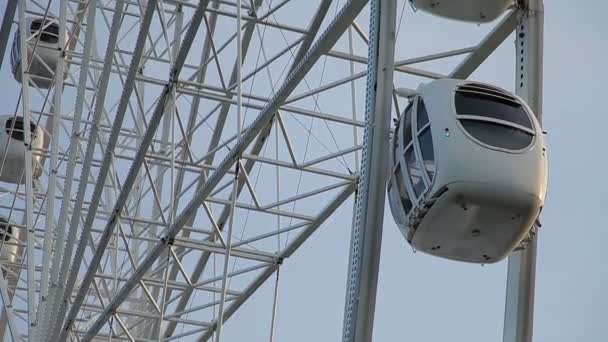 Rueda de la fortuna en el parque de atracciones — Vídeo de stock