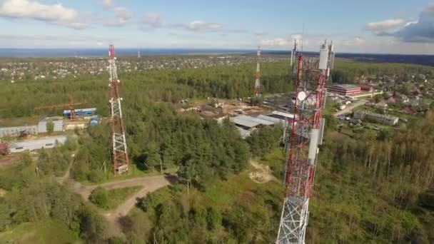 Luchtfoto van antenne telecommunicatie toren — Stockvideo