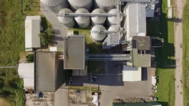 Endüstriyel tavuk evin havadan görünümü