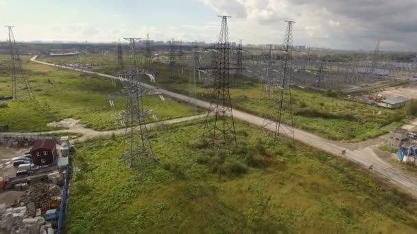 Luchtfoto van hoogspanning pylonen en elektrische leidingen — Stockvideo