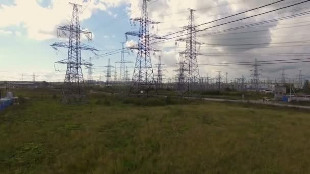 Luchtfoto van hoogspanning pylonen en elektrische leidingen — Stockvideo