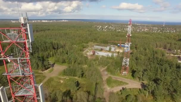 Luchtfoto van antenne telecommunicatie toren — Stockvideo