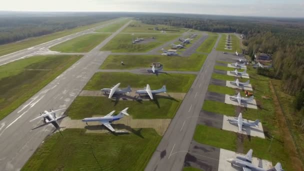 Küçük havaalanının havadan görünümü — Stok video