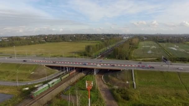 公路和铁路轨道的鸟瞰图 — 图库视频影像