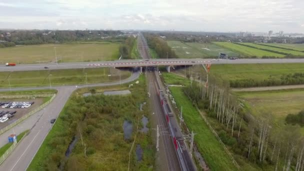 Widok z lotu ptaka autostrady i railroad Track — Wideo stockowe