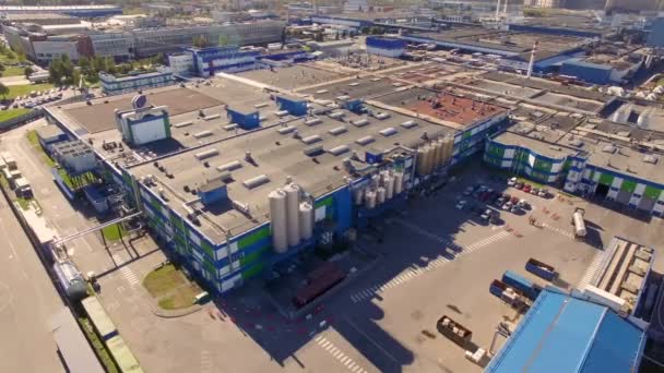 Pemandangan udara dari pabrik susu di daerah industri kota. — Stok Video