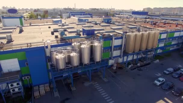 Vista aerea del caseificio nella zona industriale della città — Video Stock