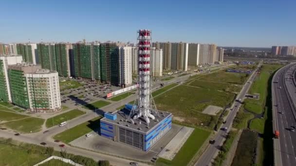 Luchtfoto van nieuwe moderne gas-Ketelhuis in een woonwijk van de stad — Stockvideo